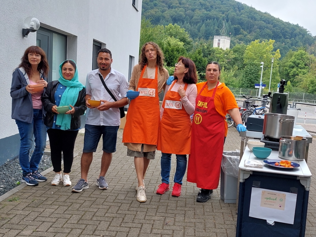 Arabischer Gemüseeintopf beim Kochen vor der Tafel
